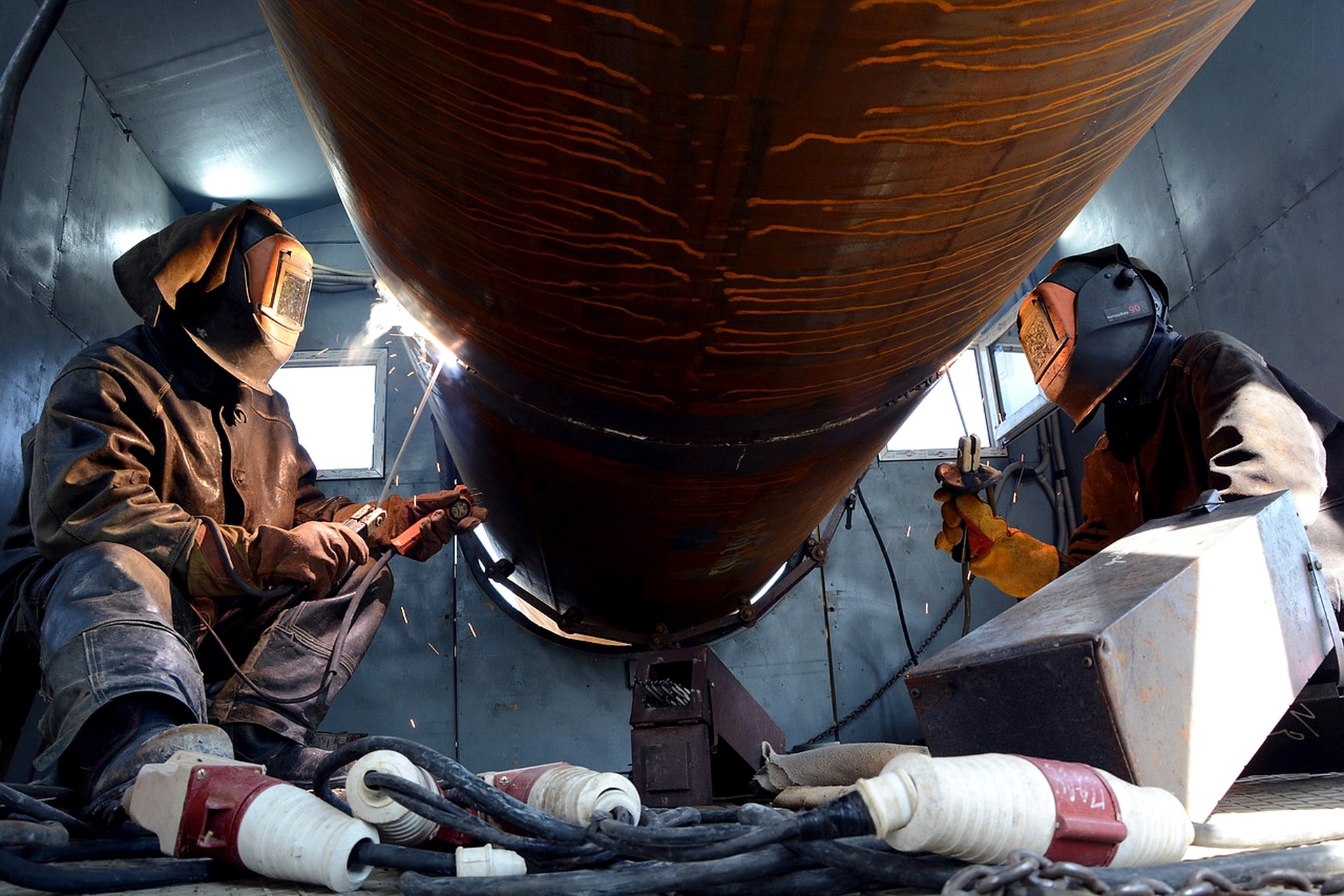 Tim melakukan pengelasan pada komponen industri